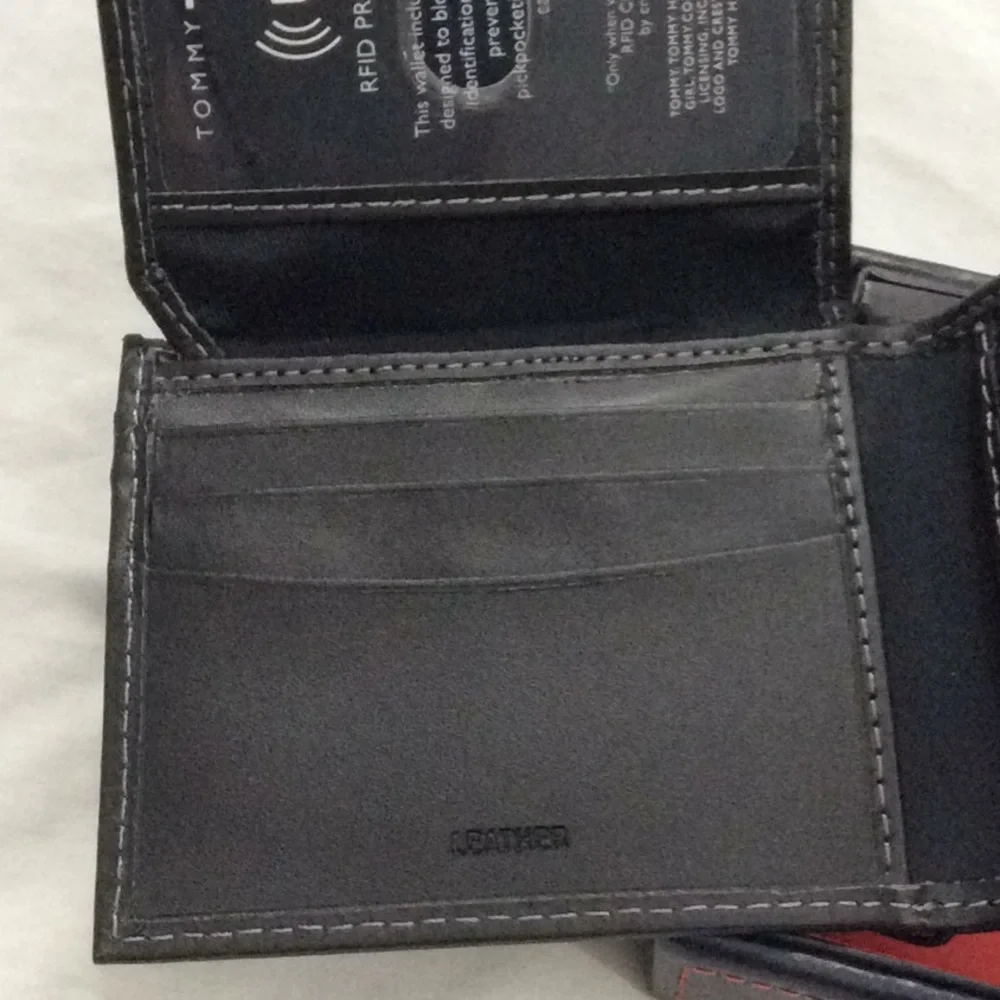 Tommy Hilfiger RFID Leather Wallet & Valet